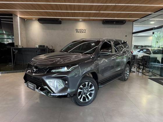 TOYOTA HILUX SW4 2.8 D-4D TURBO DIESEL SRX PLATINUM 7L 4X4 AUTOMÁTICO